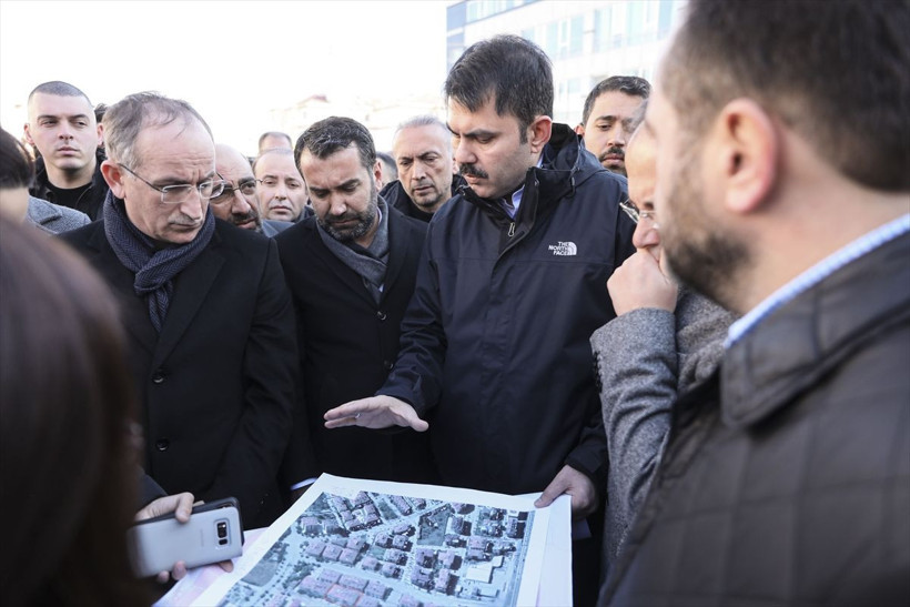 Murat Kurum incelemelerde bulunurken yan yatan bina salladı - Resim: 3