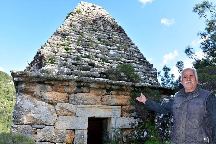 Yıllarca adak adanan dualar edilen türbe Yunan savaşçının mezarı çıktı - Resim: 1