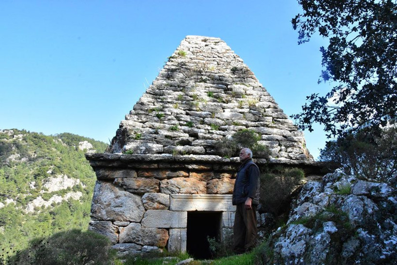 Yıllarca adak adanan dualar edilen türbe Yunan savaşçının mezarı çıktı - Resim: 3