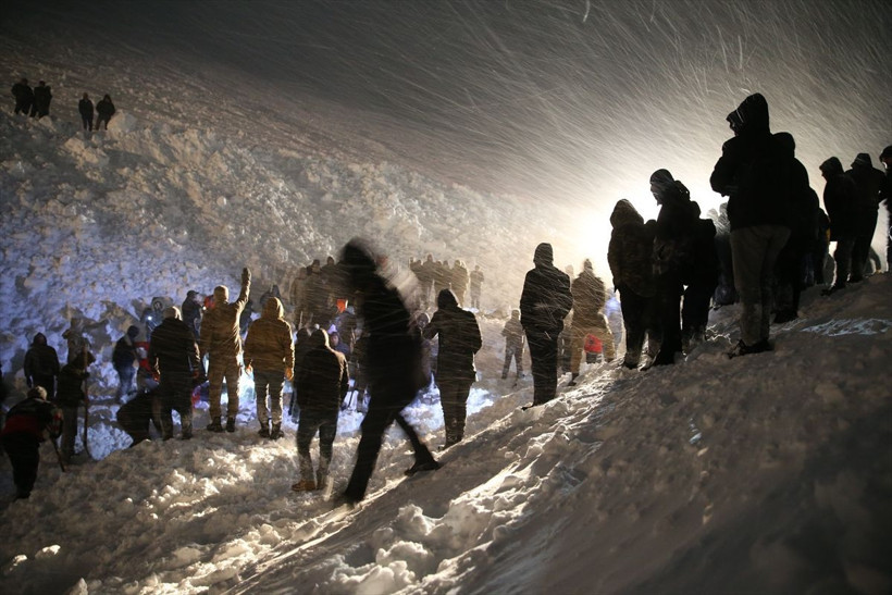 Van Bahçesaray'da minibüsün üzerine çığ düştü - Resim: 1