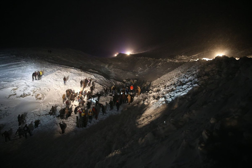 Van Bahçesaray'da minibüsün üzerine çığ düştü - Resim: 2