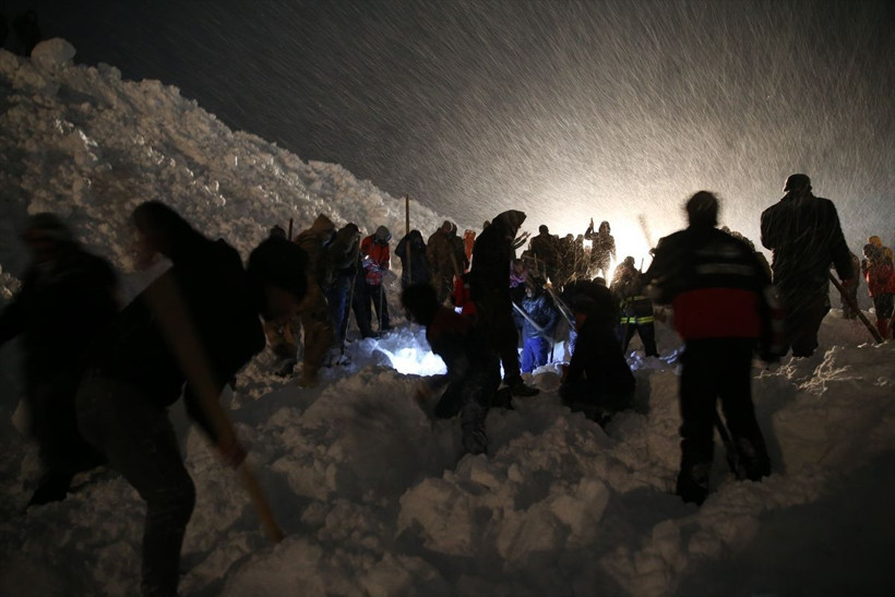Van Bahçesaray'da minibüsün üzerine çığ düştü - Resim: 3