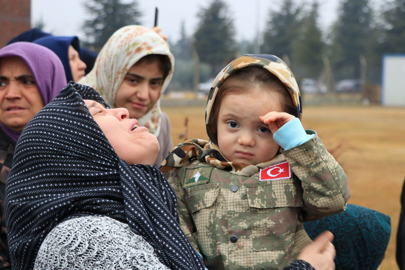 İdlib şehidi Uğur Kurt ve Serkan Deprem'in cenazeleri son yolculuğuna uğurlandı - Resim: 3