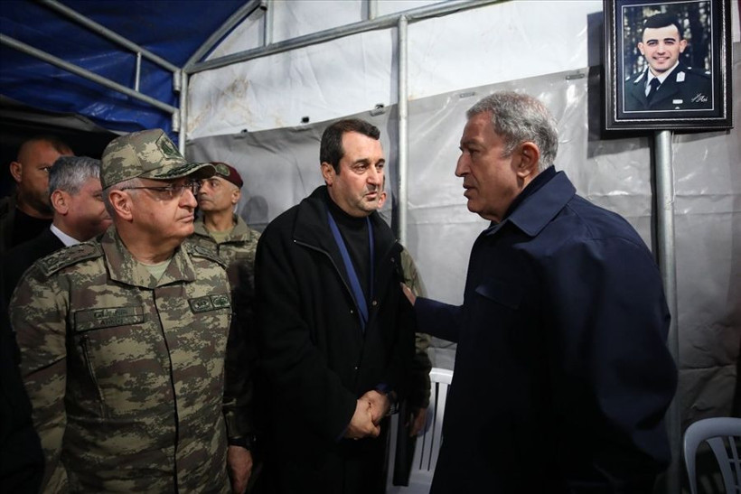 Bakan Akar ve komutanlardan şehidimizin evine ziyaret - Resim: 1