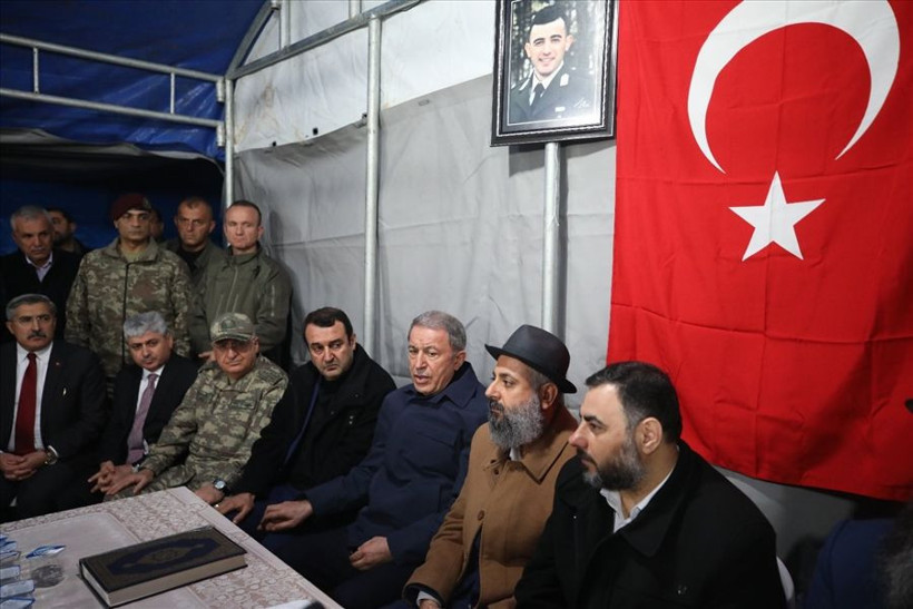 Bakan Akar ve komutanlardan şehidimizin evine ziyaret - Resim: 2