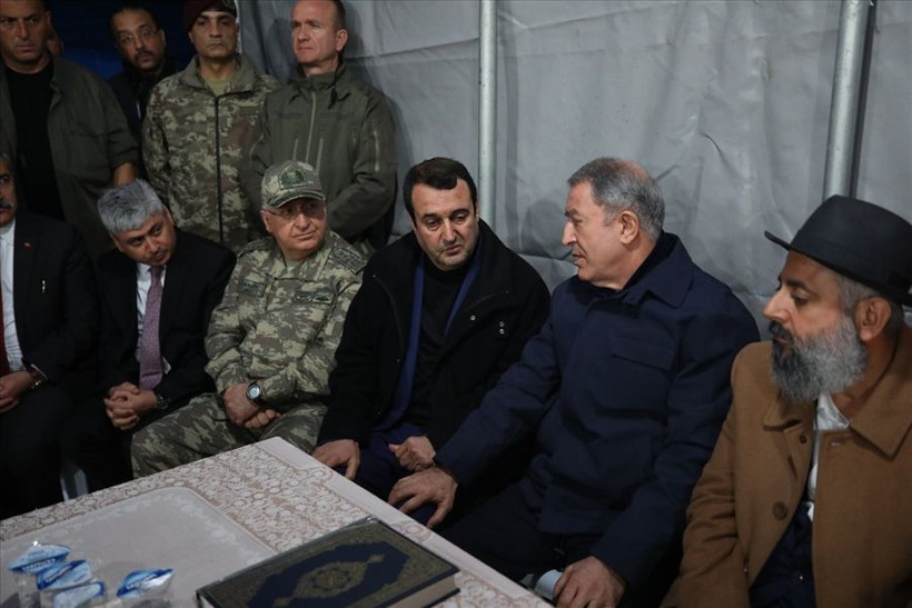 Bakan Akar ve komutanlardan şehidimizin evine ziyaret - Resim: 3