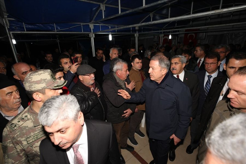 Bakan Akar ve komutanlardan şehidimizin evine ziyaret - Resim: 4