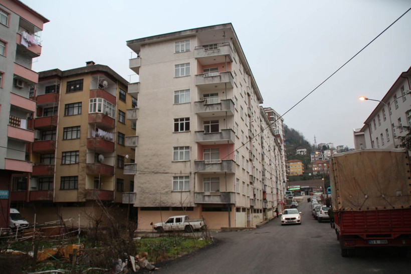 Rize'de bu binaya gelen misafir ayakta duramıyor! En çok namaz kılarken fark ediliyor - Resim: 3