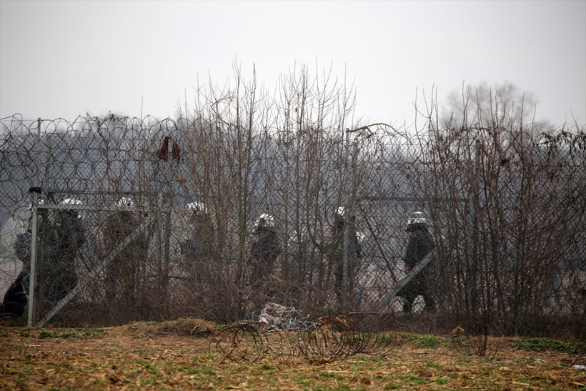 Yunan askeri mültecilere ateş açtı hamile kadına sopalarla dayak attılar - Resim: 1