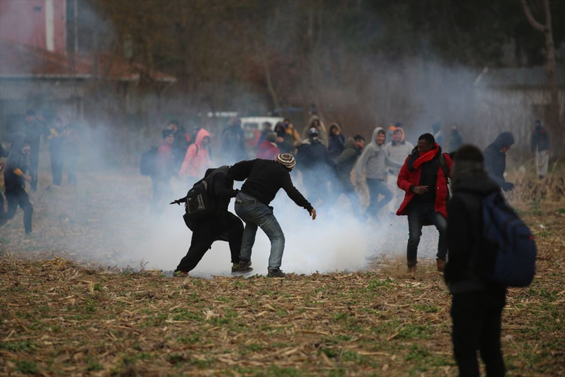 Yunan askeri mültecilere ateş açtı hamile kadına sopalarla dayak attılar - Resim: 4