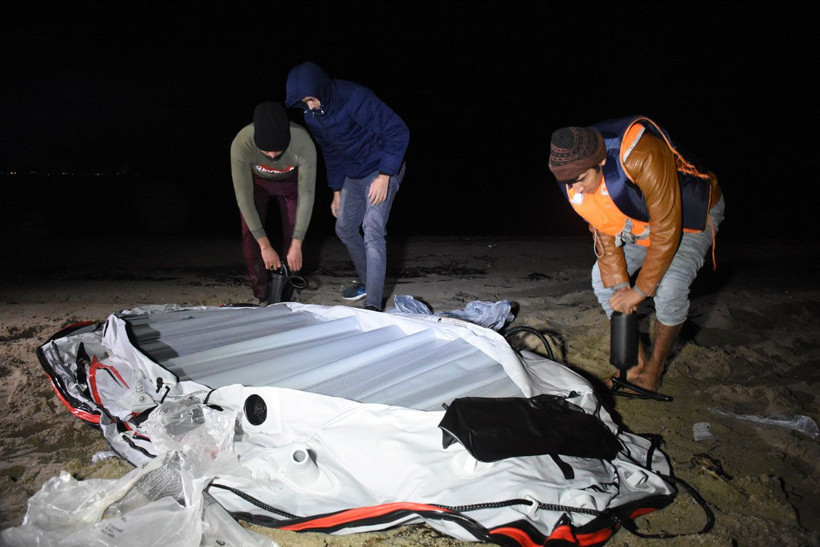 Mülteciler botları şişirip Yunanistan'a doğru yola çıktılar işte o anlar ilk kez görüntülendi - Resim: 2