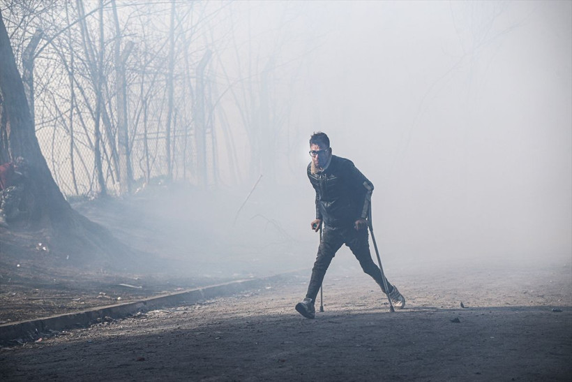 Yunanistan mültecilere vahşette sınır tanımıyor gaz tazyikli su mermi - Resim: 1