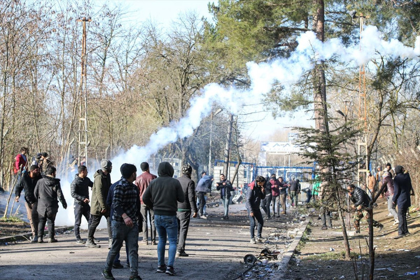Yunanistan mültecilere vahşette sınır tanımıyor gaz tazyikli su mermi - Resim: 3