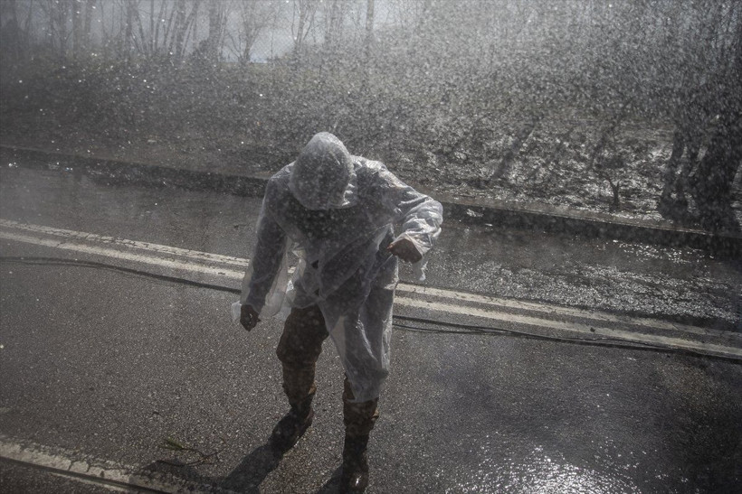 Mültecilerden gaz bombasına karşı pet şişeden önlem - Resim: 2