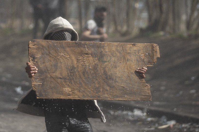 Mültecilerden gaz bombasına karşı pet şişeden önlem - Resim: 1