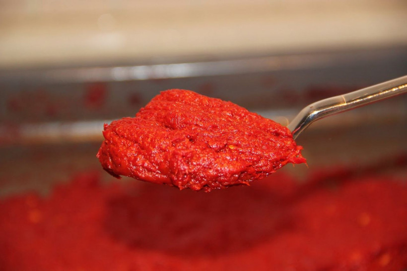 Ev salçası nasıl yapılır metal kaşık kullanmayın! - Resim: 2