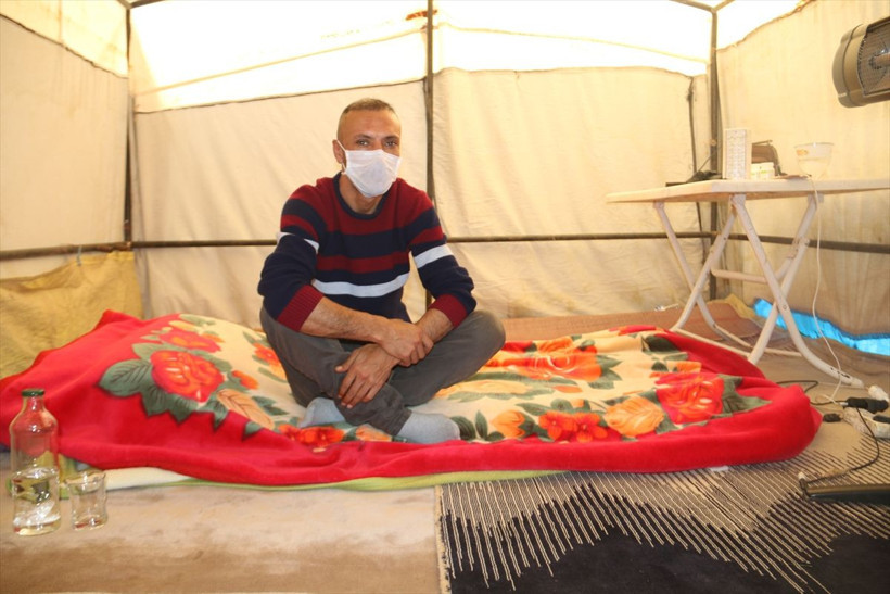 Şehir dışından döndü evinin bahçesine kurduğu çadırda kendisini karantinaya aldı - Resim: 4