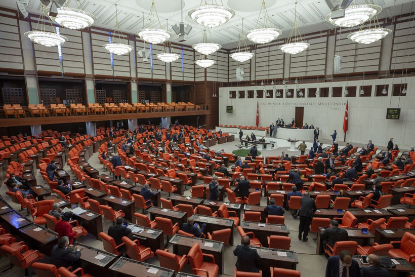 Meclis'te milletvekilleri bir günde 6 bin maske harcıyor - Resim: 1