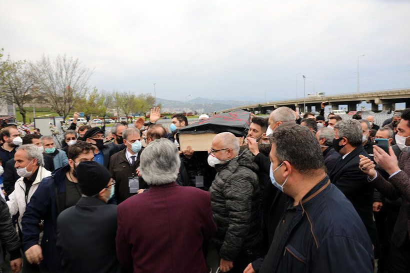 Koronavirüsten ölen Haydar Baş'ın cenazesinde dikkat çeken kadın detayı - Resim: 2
