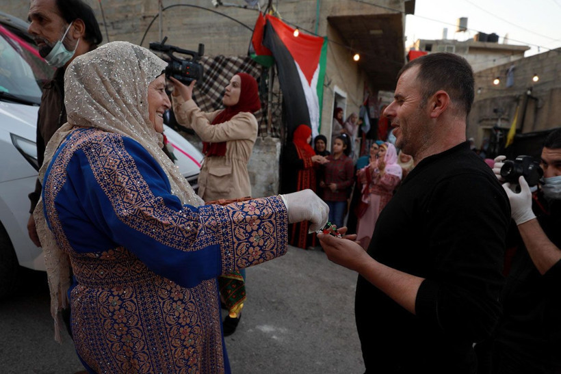 İşgal altında koronavirüse meydan okuyarak düğün yaptılar - Resim: 2