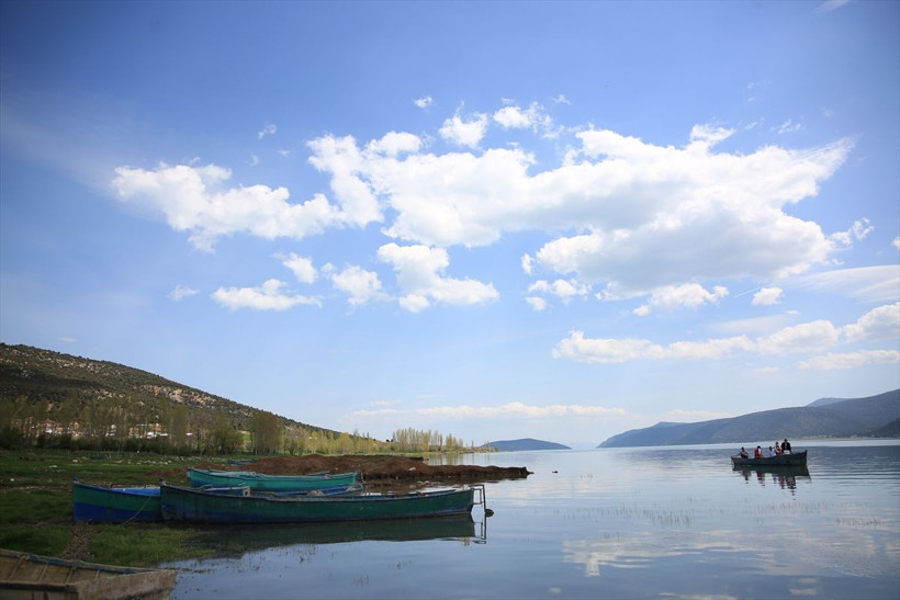Isparta'da gölün ortasındaki adada koronavirüsten izole bir hayat sürdürüyorlar - Resim: 1