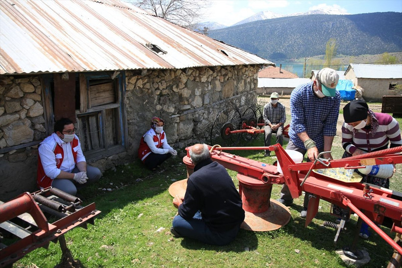 Isparta'da gölün ortasındaki adada koronavirüsten izole bir hayat sürdürüyorlar - Resim: 3
