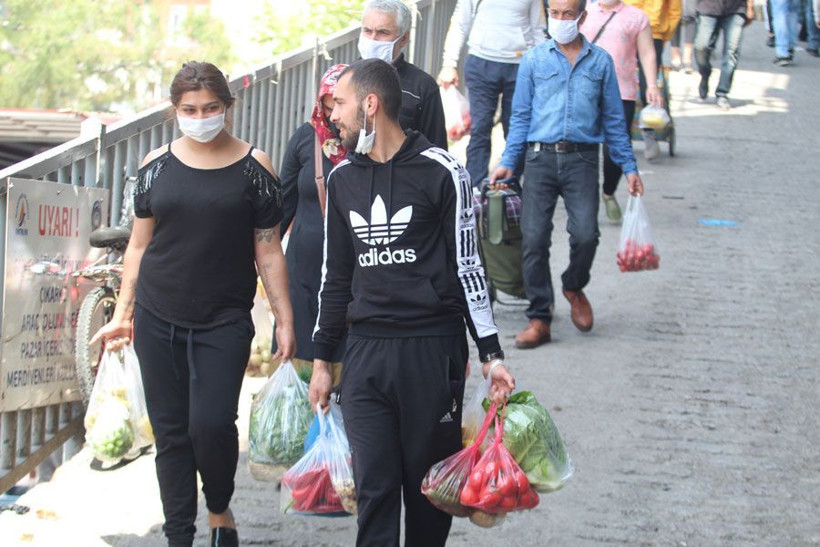 Antalya’daki semt pazarı mahşer yerine döndü - Resim: 2