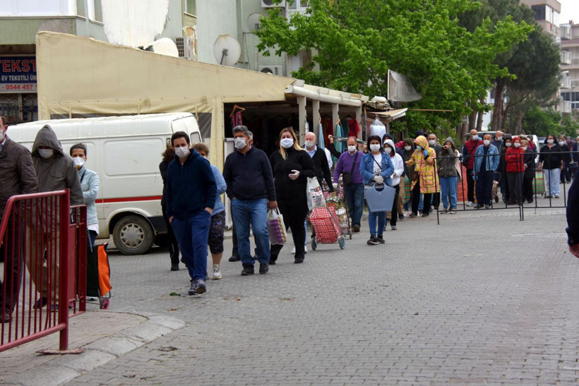 İzmir'de sokağa çıkma yasağı öncesi vatandaşlar pazara akın etti kuyruk oluştu - Resim: 1