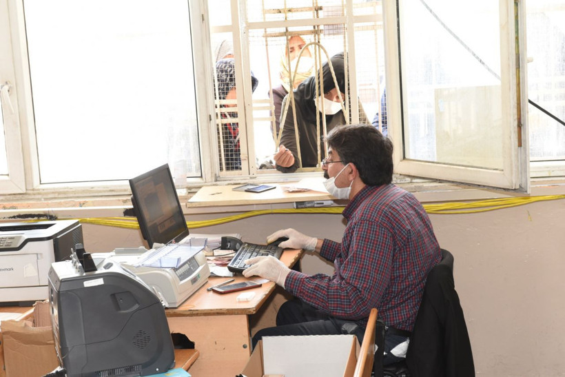 Şanlıurfa'da PTT kuyruğu bitmek bilmiyor her gün 300 bin kişinin akınına uğruyor - Resim: 1