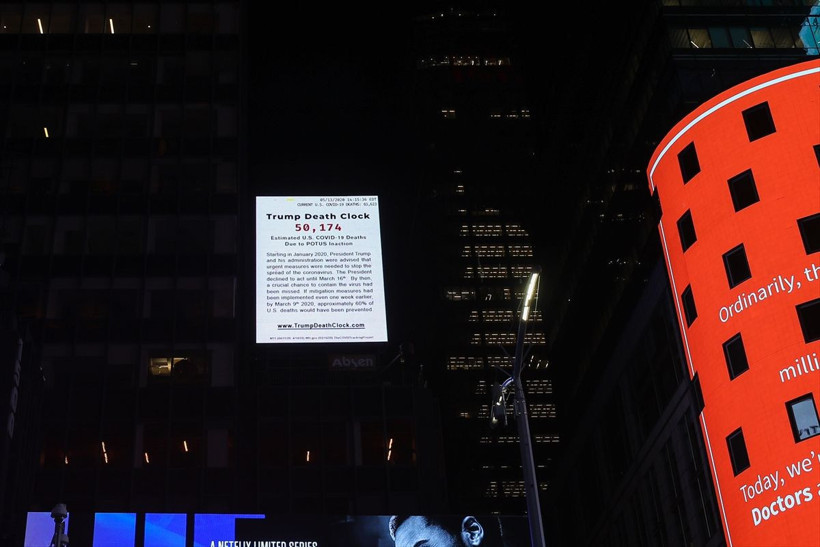 New York'ta Times Meydanı'na Trump Ölüm Saati asıldı - Resim: 1
