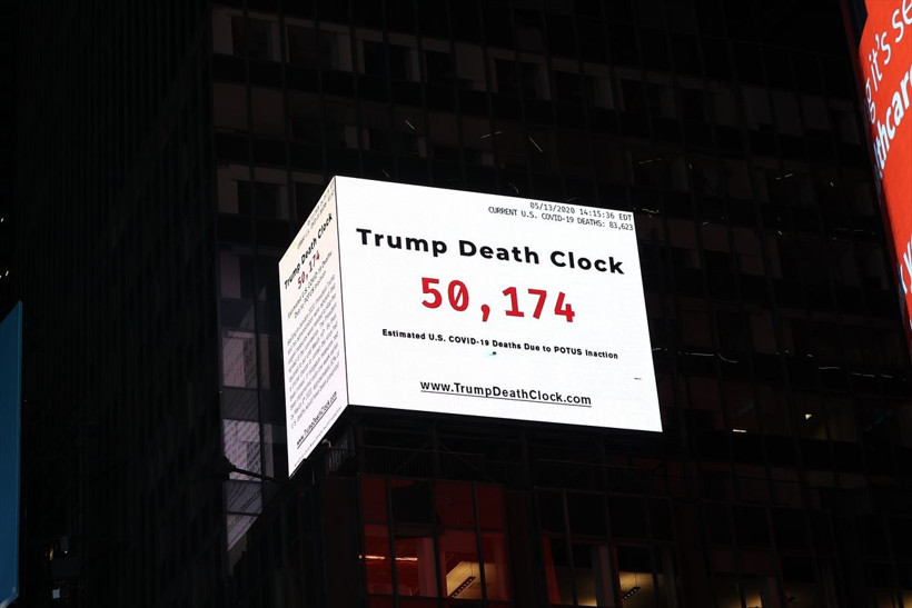New York'ta Times Meydanı'na Trump Ölüm Saati asıldı - Resim: 2