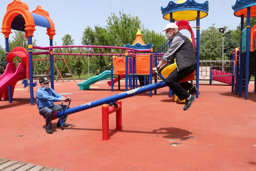 65 yaş üstü aşırı sıcağı dinlemedi sokaklara koştu! İşte sımsıcak görüntüler - Resim: 1