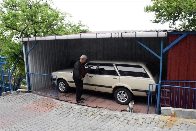 Zonguldak'ta 'Allah benden ayırmasın' dediği otomobiline 40 yıldır gözü gibi bakıyor - Resim: 1