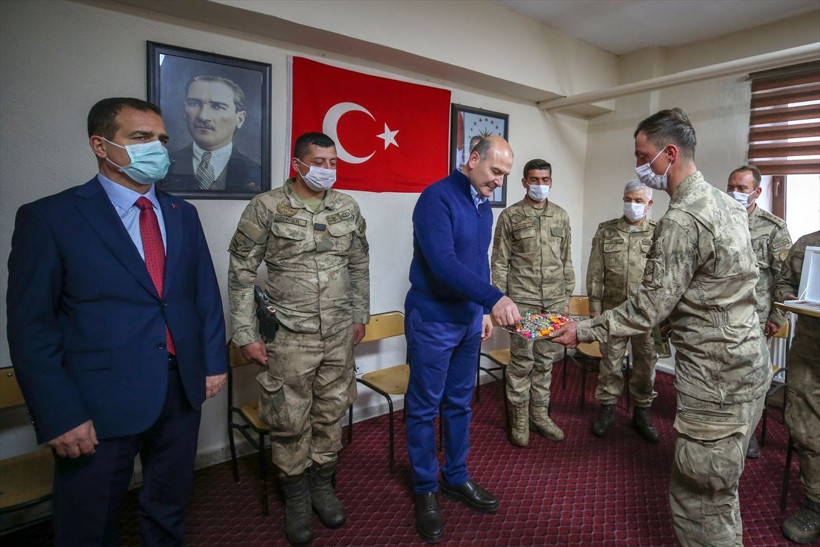 Bakan Süleyman Soylu karla kaplı İkiyaka Dağları'nda askerle böyle bayramlaştı - Resim: 1