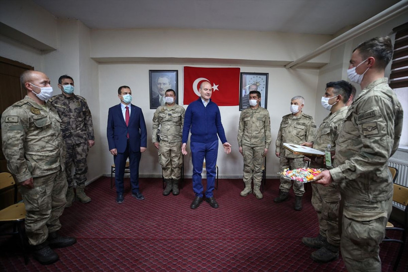 Bakan Süleyman Soylu karla kaplı İkiyaka Dağları'nda askerle böyle bayramlaştı - Resim: 2