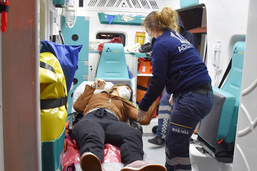 Manisa'da türbede genç kızın bacağına korkuluk demiri saplandı - Resim: 2