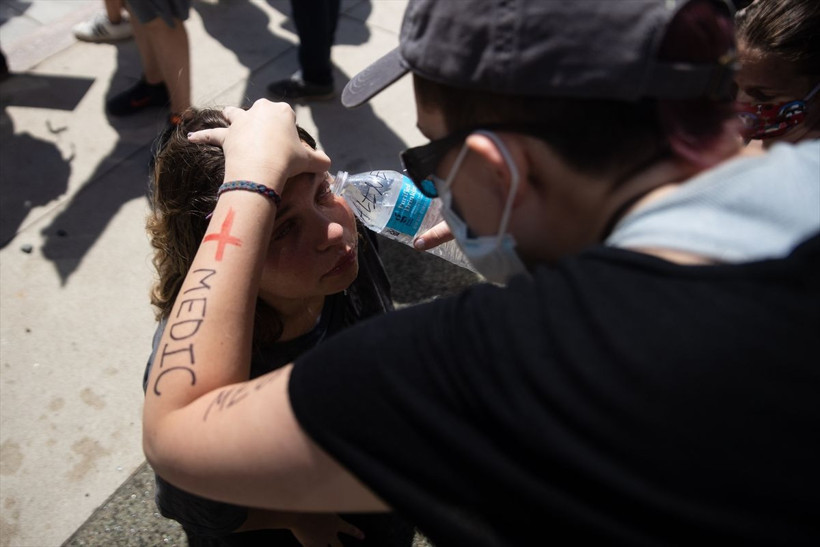 ABD'de Floyd protestoları büyüyor! 16 eyalette 25 şehirde sokağa çıkma yasağı geldi - Resim: 4