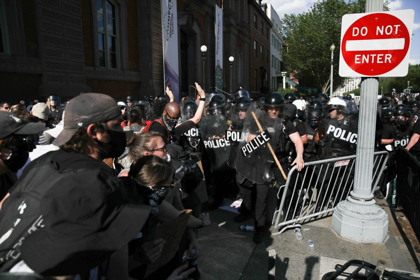 ABD'de Floyd protestoları büyüyor! 16 eyalette 25 şehirde sokağa çıkma yasağı geldi - Resim: 1