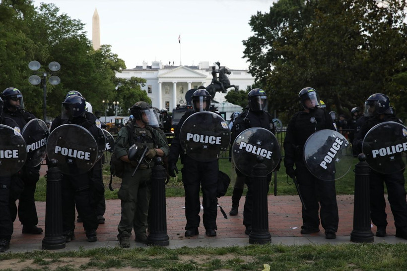 ABD'de Floyd protestoları büyüyor! 16 eyalette 25 şehirde sokağa çıkma yasağı geldi - Resim: 3