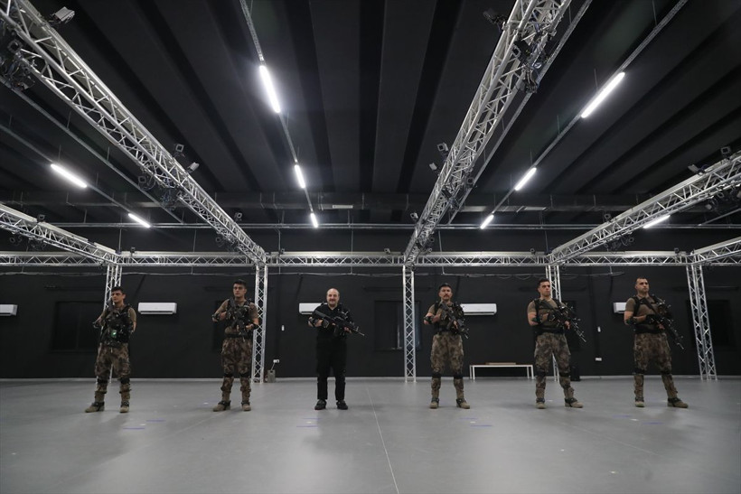 Sanayi Bakanı Mustafa Varank silah kuşandı polislerle hücre evi bastı! - Resim: 2