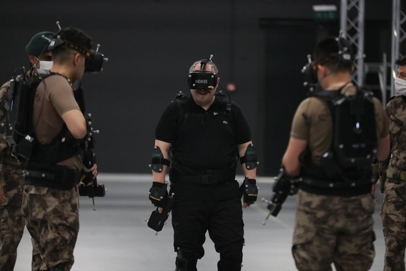 Sanayi Bakanı Mustafa Varank silah kuşandı polislerle hücre evi bastı! - Resim: 4