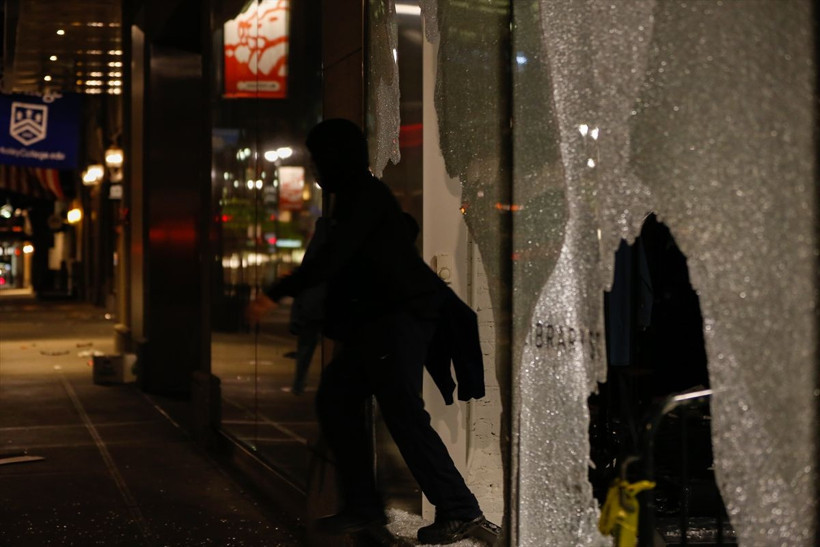 ABD gösterilerle yıkılıyor yağmalamalar başladı gözaltılar var - Resim: 2