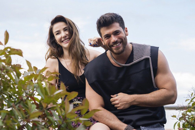 Can Yaman ve Özge Gürel sosyal medyayı salladı! Bay Yanlış'tan ilk kareler geldi - Resim: 2