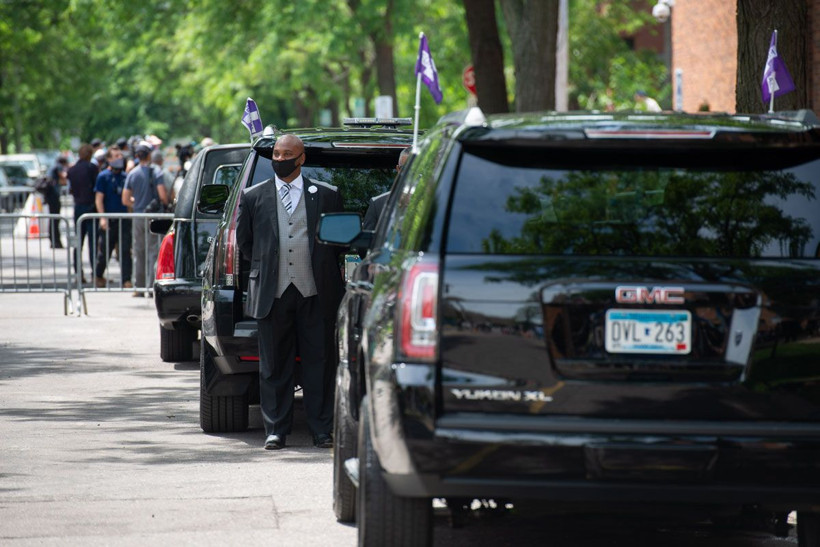 George Floyd için ilk cenaze töreni düzenlendi! Tabutun üzerinde dikkat çeken yazı - Resim: 1