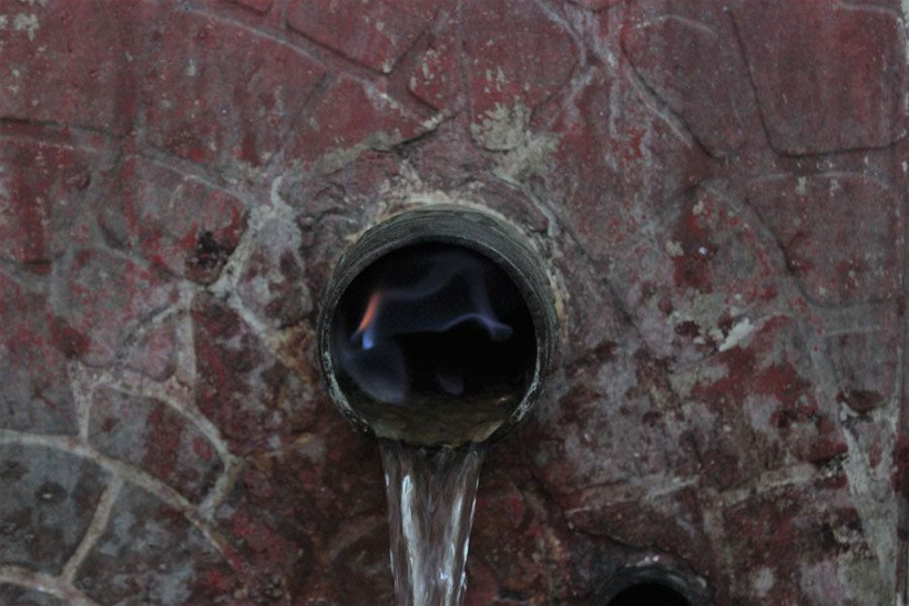 Bursa'da görenler gözlerine inanamıyor alev alev yanan çeşmeden kana kana su içiyorlar - Resim: 4