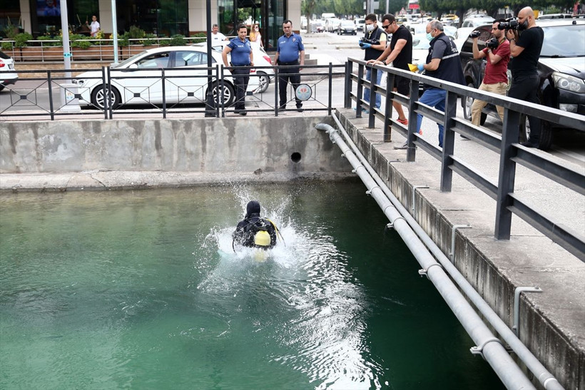 Adana'da polisi gören FETÖ'cü üstündekileri su kanalına attı - Resim: 3