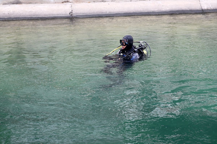 Adana'da polisi gören FETÖ'cü üstündekileri su kanalına attı - Resim: 2