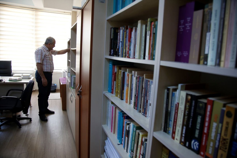 Hatay'da kaynak ustası okuma aşkıyla 60 yaşında doktora yaptı - Resim: 1