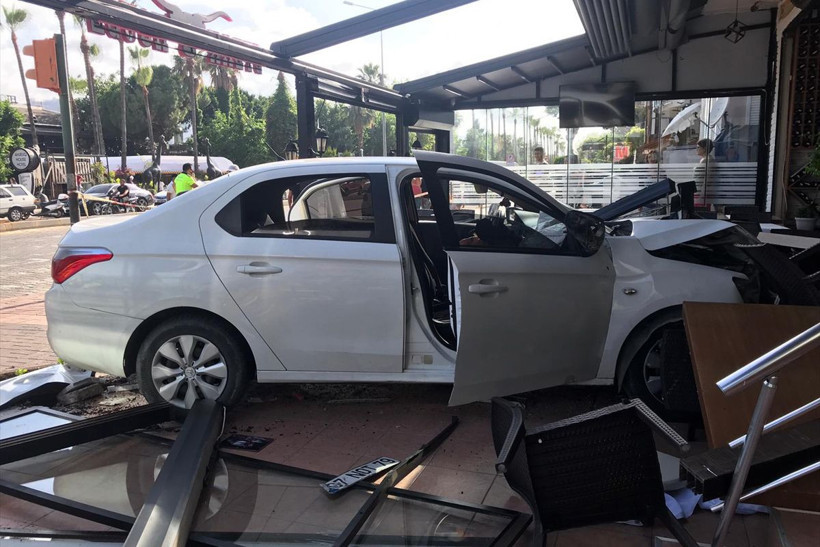 Antalya'da kaldırıma çıkan araba şarkıcı Lara Keskin'e çarptı - Resim: 1