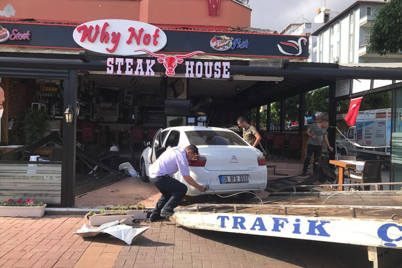 Antalya'da kaldırıma çıkan araba şarkıcı Lara Keskin'e çarptı - Resim: 2
